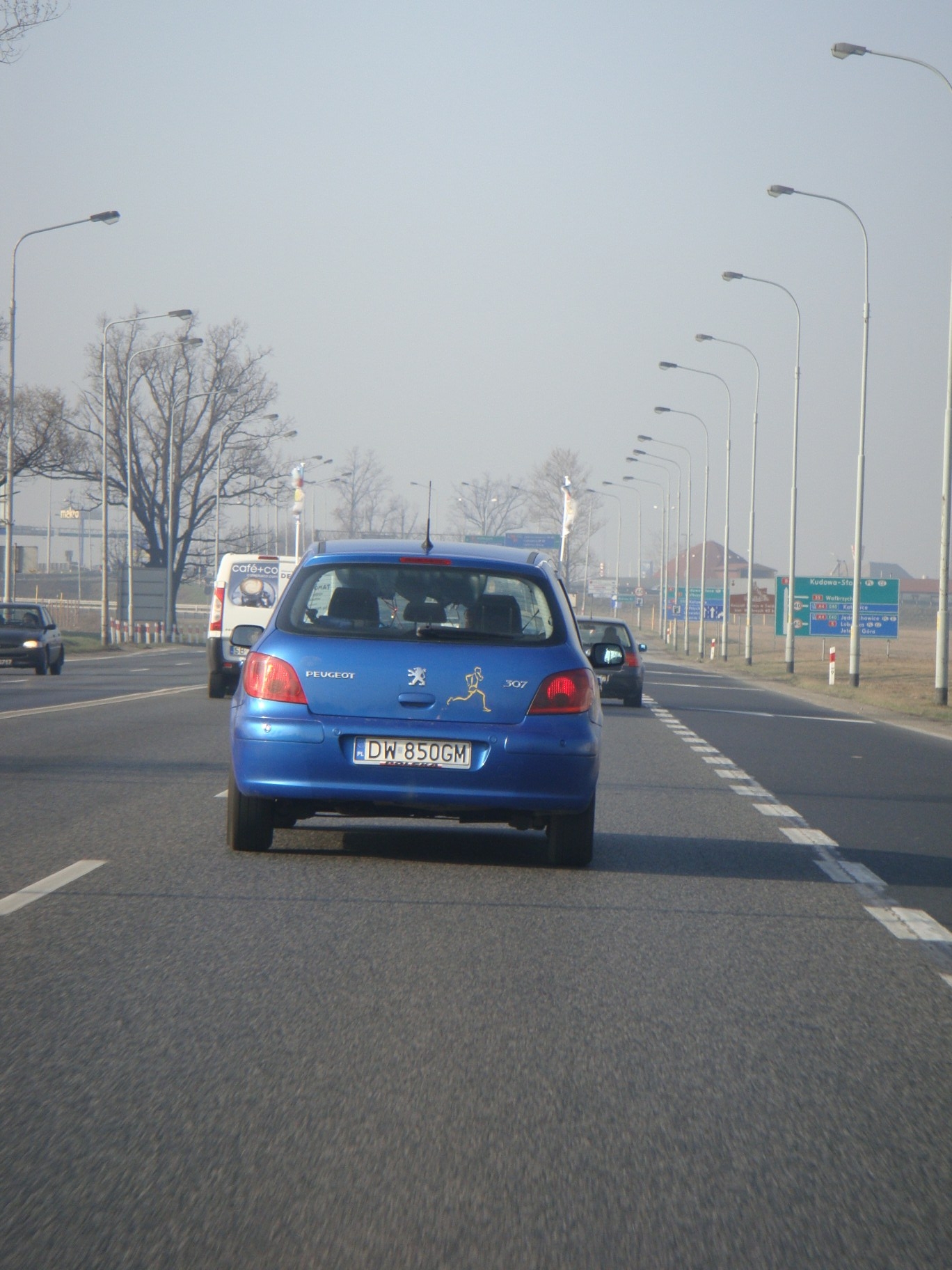 auto zapełnione balonami